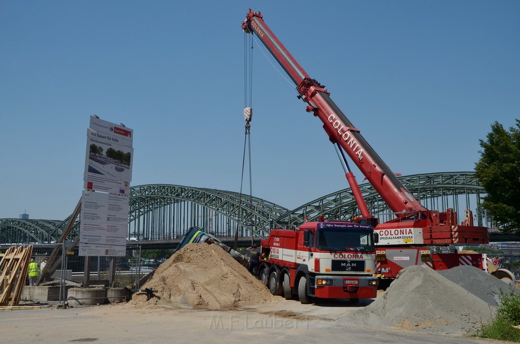 Betonmischer umgestuerzt Koeln Deutz neue Rheinpromenade P127.JPG - Miklos Laubert